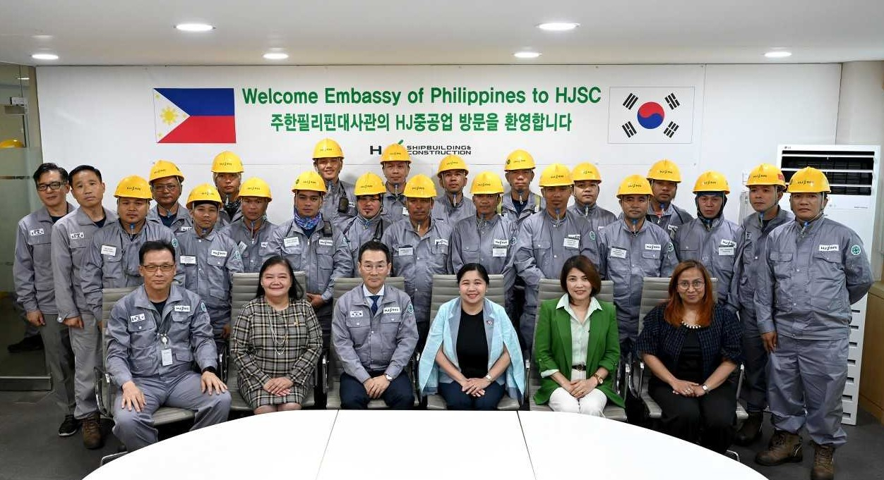 지난 28일 HJ중공업 영도조선소를 방문한 주한 필리핀 대사와 일행이 HJ중공업 관계자와 기념촬영을 하고 있다. [사진=HJ중공업]
