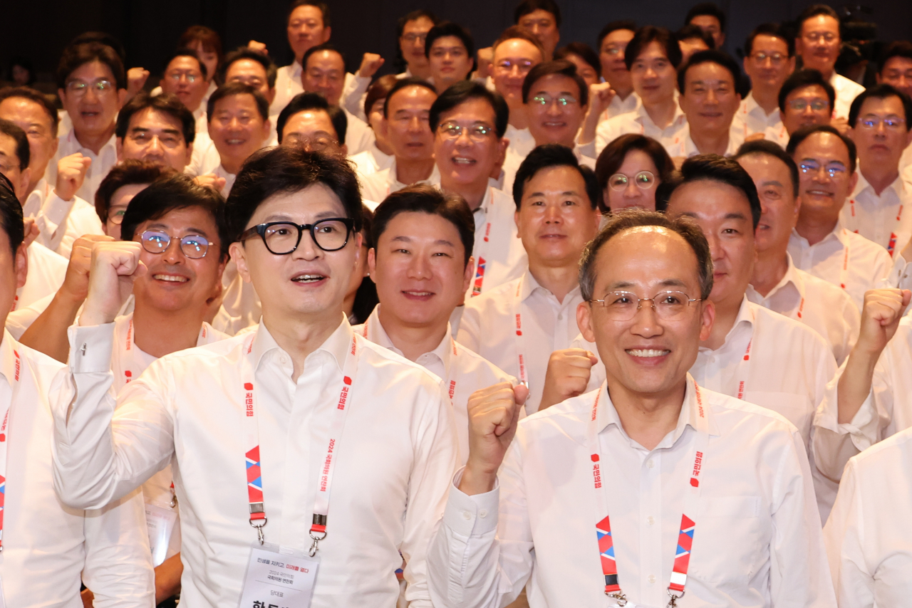 국민의힘의 한동훈 대표와 추경호 원내대표를 비롯한 의원들이 29일 오후 인천 영종도 인천국제공항공사 인재개발원에서 열린 국회의원 연찬회에서 기념촬영 하고 있다. [연합]