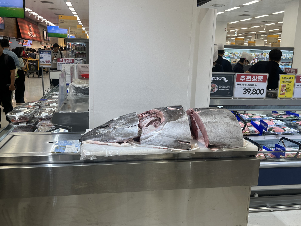 스타필드 마켓 지하 2층 이마트 내 참치정육점. 해체된 참다랑어가가 놓여있다. 박병국 기자.
