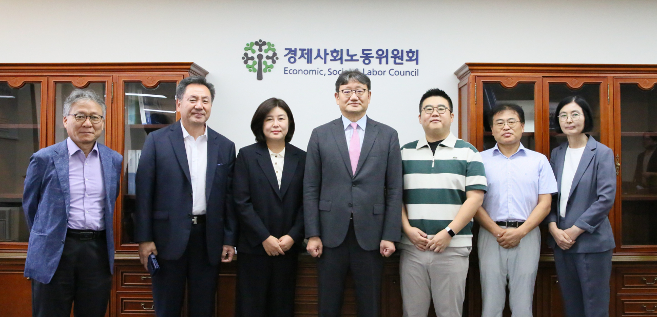 권기섭 경제사회노동위원회 위원장(사진 가운데)은 29일 경사노위 본위원회 노동계 계층위원들과 간담회를 갖고 “계층위원들의 의견을 제안할 수 있는 공식적 창구로서 계층별위원회를 적극 활용할 필요가 있다”고 말했다. 이날 간담회 참석자들이 기념촬영을 하고 있다.[경제사회노동위원회 제공]