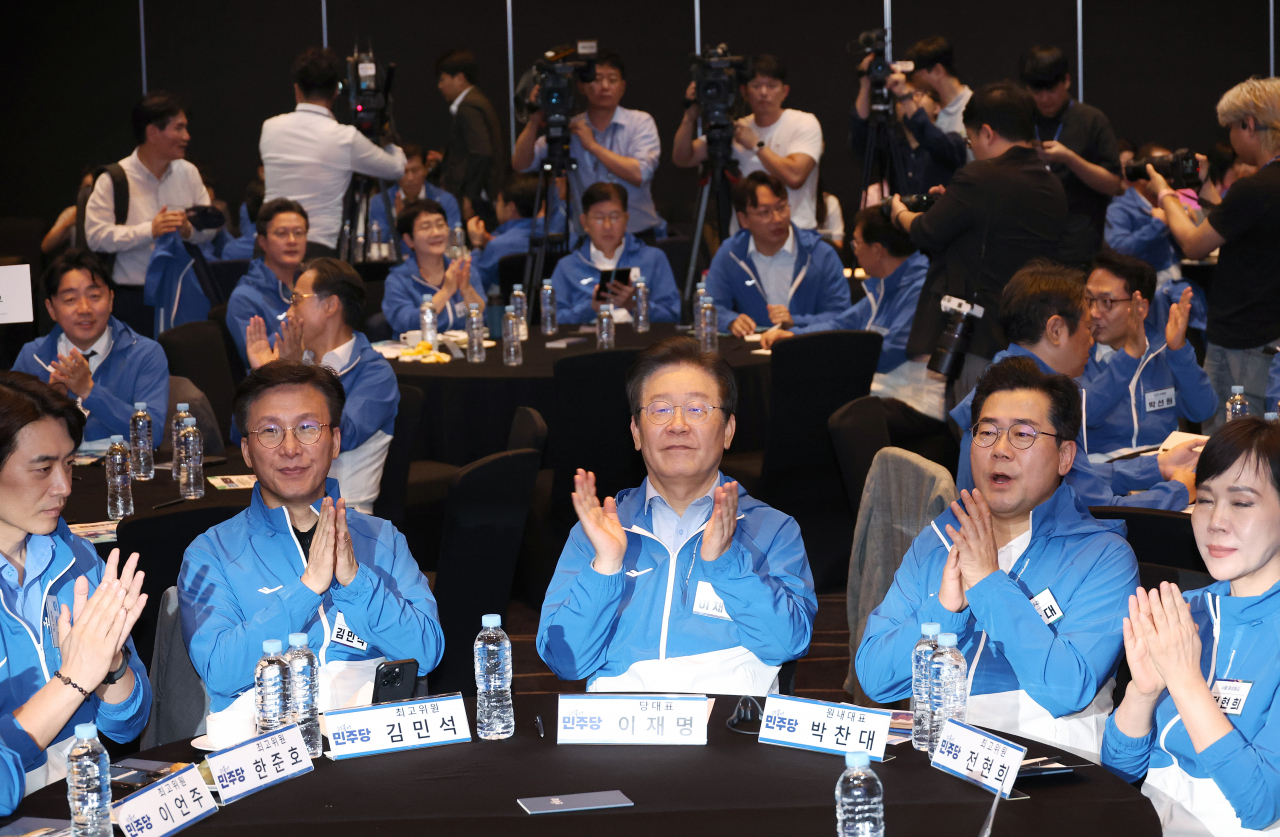 이재명 더불어민주당 대표와 박찬대 원내대표 등이 29일 영종도 네스트호텔에서 열린 2024 정기국회 국회의원 워크숍에서 박수를 치고 있다. [연합]