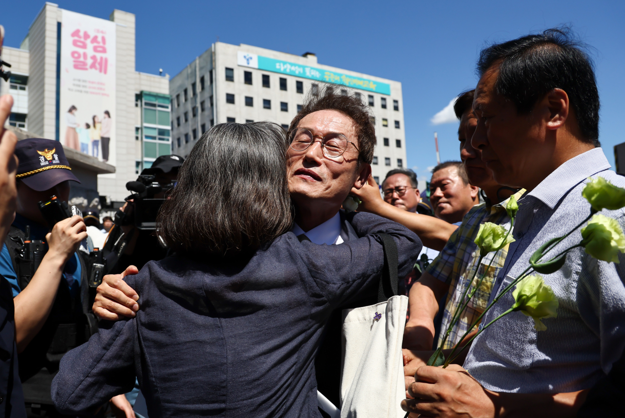 Cho Hee-yeon is embraced by officials after the Supreme Court upheld the original verdict on Thursday that sentenced Cho to one year and six months in prison and two years of probation for abuse of power. (Yonhap)