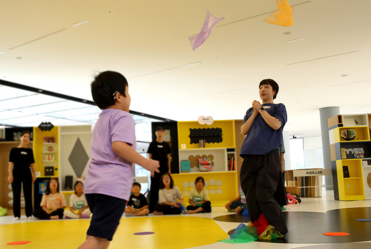 KB금융그룹이 28일 서울 리움미술관에서 늘봄학교 청각장애 초등학생을 대상으로 진행한 감각 체험 프로그램 ‘콘택트먼트(C♡NTACT+MENT)’가 진행되는 모습. [KB금융 제공]