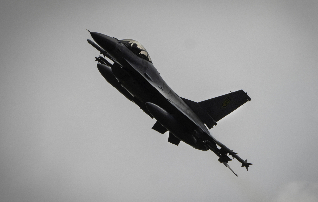 우크라이나가 서방에서 지원받은 F-16 전투기 한 대가 최근 추락해 파괴됐다. [AP]