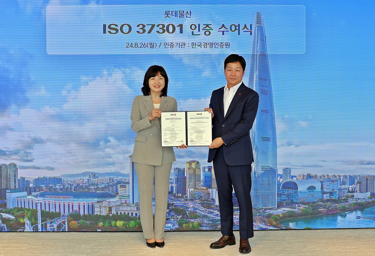 지난 26일 진행된 ISO 37301 인증 수여식에서 황은주(왼쪽부터) 한국경영인증원장과 장재훈 롯데물산 대표이사가 기념촬영을 하고 있다.[연합]