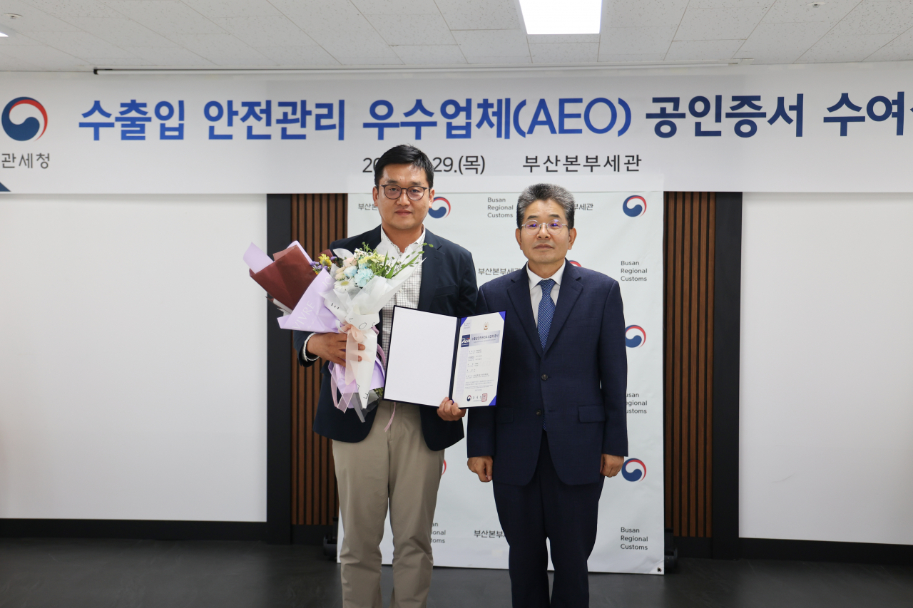 임상현(왼쪽) 현대위아 구매전략실 실장이 지난 29일 부산 중구 부산본부세관에서 수출입안전관리우수업체(AEO) ‘AA’ 등급 인증서를 받은 후 김용식 부산본부세관장과 기념사진을 찍고 있다. [현대위아 제공]