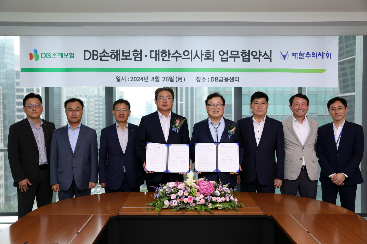 지난 26일 서울 강남구 DB금융센터에서 (왼쪽부터) DB손해보험 문진욱 본부장, 박성식 부사장, 박제광 부사장, 정종표 사장, 대한수의사회 허주형 회장, 한태호 수석부회장, 박효철 신사업추진단장, 오근호 경영관리국장이 업무협약을 맺고 기념촬영을 하고있다.