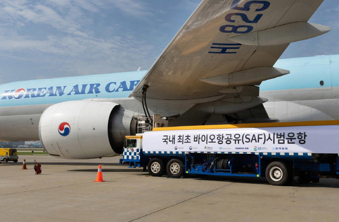 실증 운항을 위해 대한항공 보잉 777F 화물기에 바이오항공유(SAF)가 급유되는 모습. [대한항공 제공]
