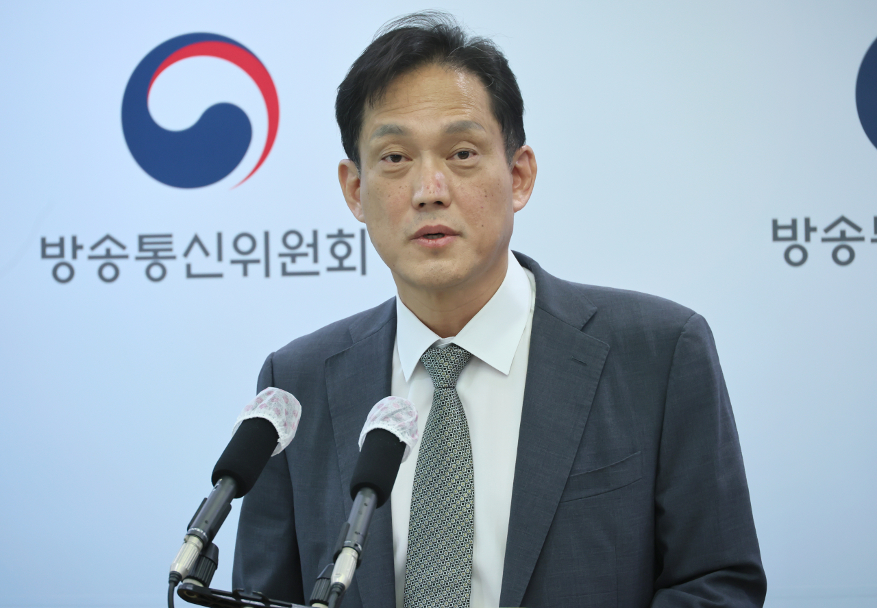 김태규 방통위원장 직무대행이 30일 정부과천청사 방송통신위원회에서 국회 과방위의 감사원 감사요구 의결과 관련해 입장문을 발표하고 있다. [연합뉴스]