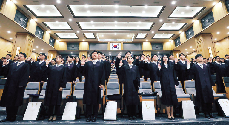 지난해 10월 서울 대법원에서 열린 신임 법관 임명장 수여식에서 신임 법관들이 선서를 하고 있다. [뉴시스]