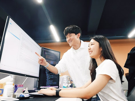 KAIST 학생들이 인공지능(AI) 관련 연구를 수행하고 있다. [KAIST 제공]