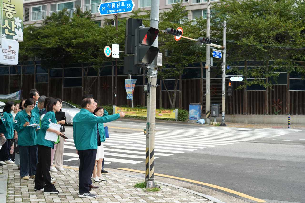 하윤수 부산시교육감이 교육(지원)청·학교 관계자, 학부모 등과 30일 오전 부산 금정초와 온천초 인근 통학로 안전 점검을 하고 있다. [사진=부산교육청]