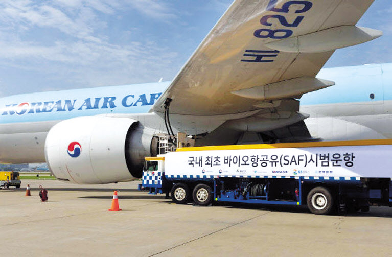 실증 운항을 위해 대한항공 보잉 777F 화물기에 바이오항공유(SAF)가 급유되는 모습 [대한항공 제공]