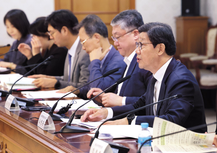 노연홍(오른쪽 첫 번째) 의료개혁특별위원회 위원장이 30일 서울 종로구 정부서울청사에서 열린 제6차 의료개혁특별위원회에서 발언하고 있다. [뉴시스]