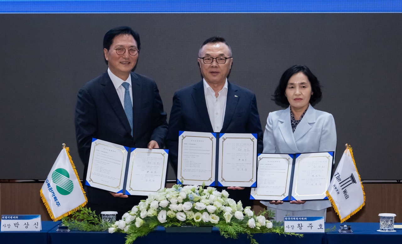 영동양수발전소 건설공사 계약 체결식에서 박상신 DL이앤씨 대표(왼쪽)와 황주호 한수원 사장(가운데)이 기념 촬영을 하고 있다. [DL이앤씨]