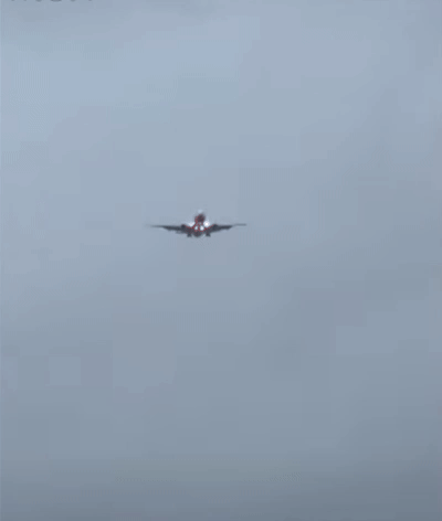 제10호 태풍 '산산'이 일본 규슈를 강타한 가운데 29일 후쿠오카 공항 활주로에 착륙을 시도하고 있는 제주항공 여객기 한 기가 강풍에 기체가 흔들리자 착륙을 포기하고 돌아가는 모습이 카메라에 포착됐다. [유튜브 갈무리]