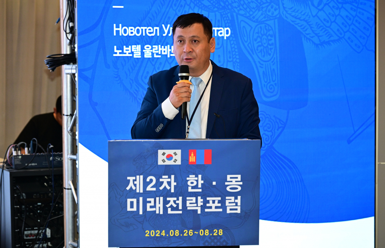 제2차 한·몽 미래전략포럼이 27일 몽골 울란바토르에 위치한 노보텔 울란바토르 몽골에서 열린 가운데 첵츠 체렝냠 광업 및 중공업부, 광물 자원 및 석유청 지적부 수석담당이 “몽골 광물 자원 부문의 현황”을 주제로 발표하고 있다. 울란바토르=박해묵 기자