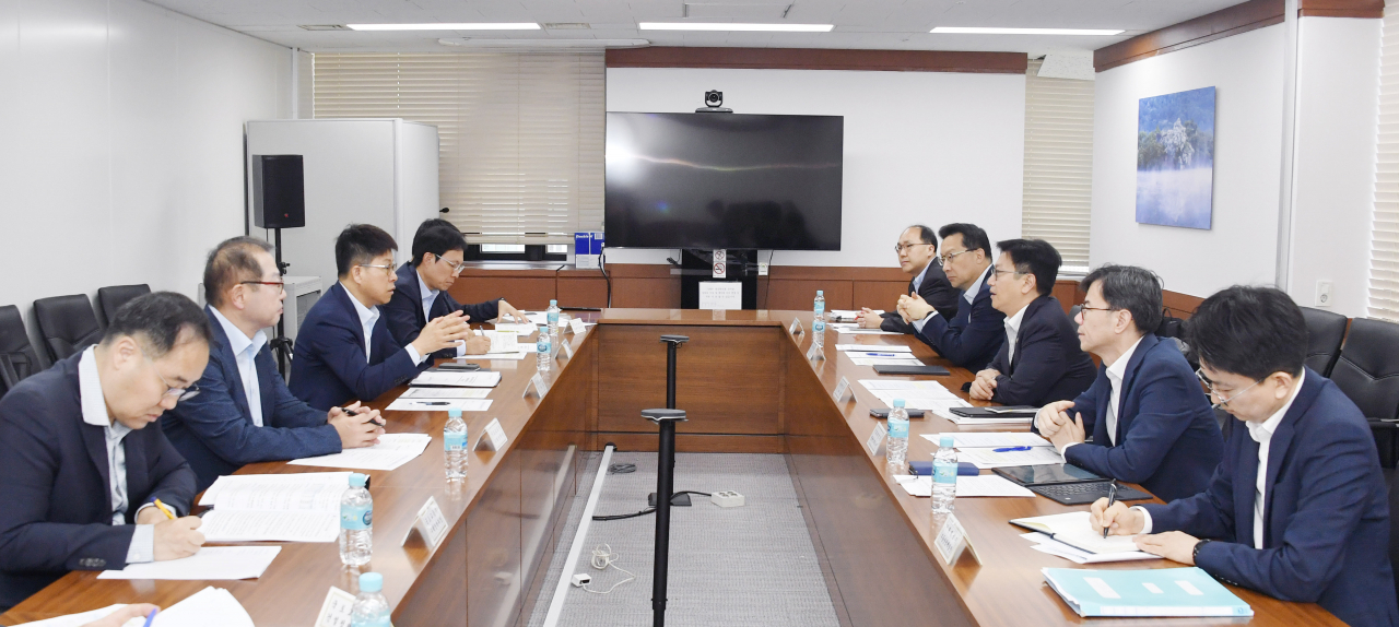 김범석(오른쪽 세번째) 기획재정부 차관이 30일 정부서울청사에서 열린 '제6차 부동산 시장 및 공급상황 점검 TF 회의'를 주재하고 있다. [연합]