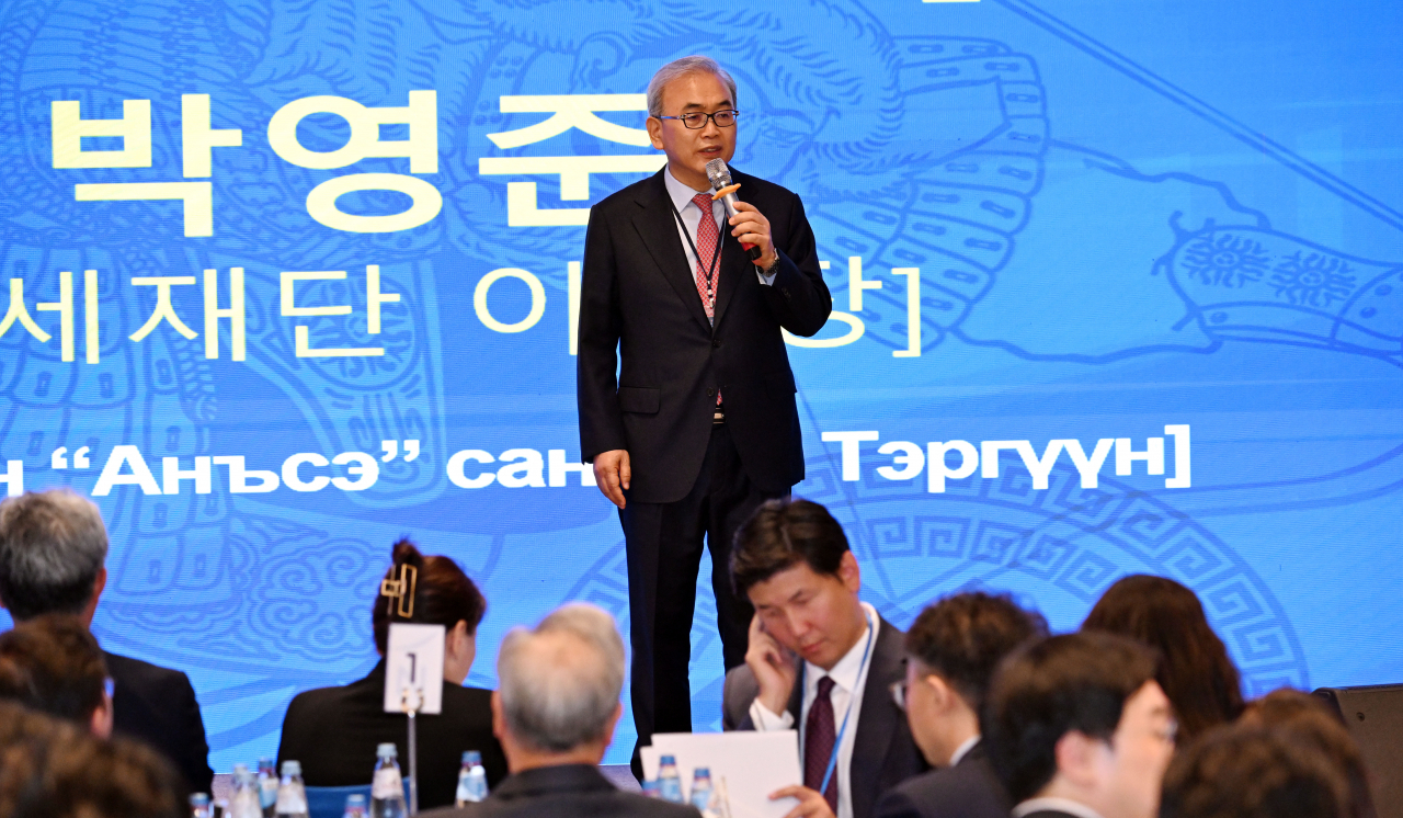 제2차 한·몽 미래전략포럼이 27일 몽골 울란바토르에 위치한 노보텔 울란바토르 몽골에서 열린 가운데 박영준 안세재단 이사장이 인사말을 하고 있다. 울란바토르=박해묵 기자