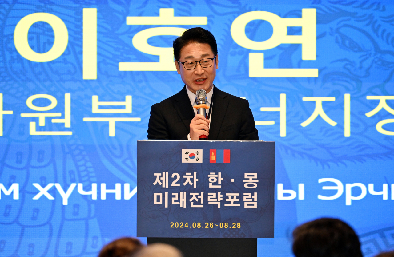 제2차 한·몽 미래전략포럼이 27일 몽골 울란바토르에 위치한 노보텔 울란바토르 몽골에서 열린 가운데 이호현 산업통산자원부 에너지정책실장이 축사를 하고 있다. 울란바토르=박해묵 기자