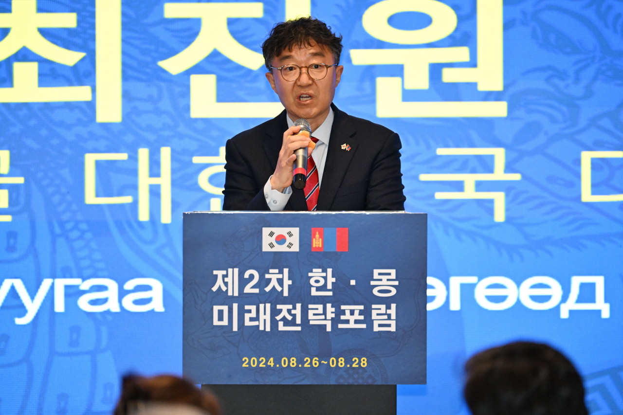 제2차 한·몽 미래전략포럼이 27일 몽골 울란바토르에 위치한 노보텔 울란바토르 몽골에서 열린 가운데 최진원 주몽골 대한민국 대사가 축사를 하고 있다. 울란바토르=박해묵 기자