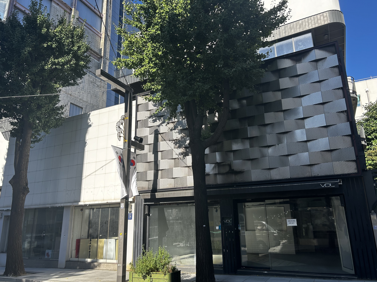 29일 서울시 강남구 신사동 가로수길 메인 거리 도로변 상가가 연달아 공실인 모습. [정주원 기자]