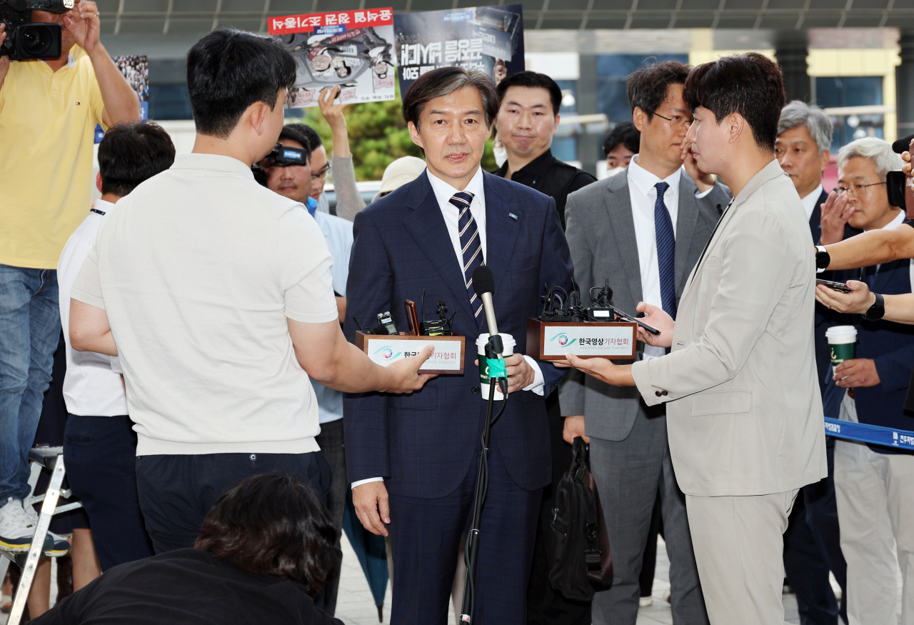 조국 조국혁신당 대표가 31일 오전 참고인 신분으로 검찰 조사를 받기 위해 전주지검 청사로 들어오고 있다. [연합]