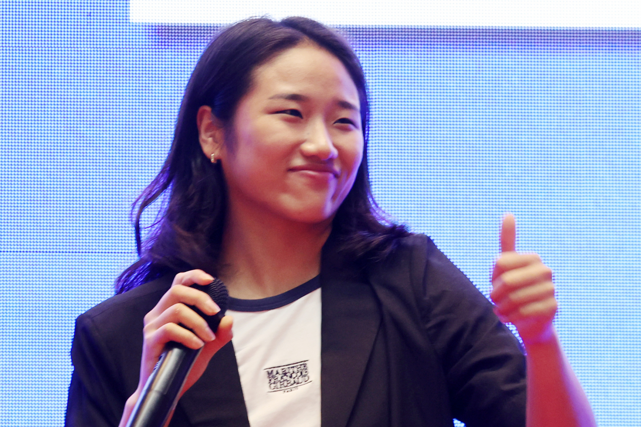 2024 파리올림픽 배드민턴 여자 단식 금메달리스트인 안세영이 31일 오후 고향인 전남 나주시 종합스포츠파크 다목적체육관에서 열린 환영 행사에서 시민들의 환호에 퍼포먼스를 하고 있다. 연합뉴스