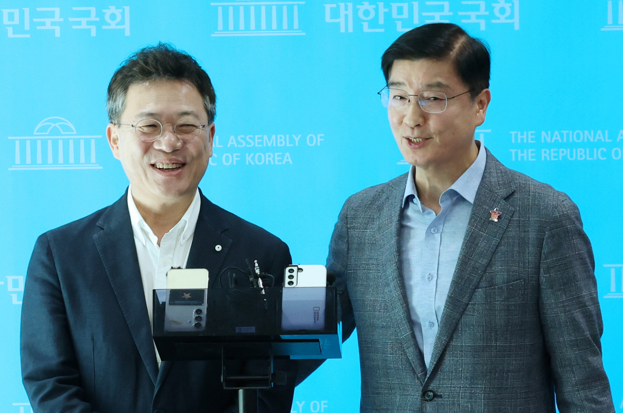 여야 대표 회담 실무협상을 진행했던 박정하(왼쪽) 국민의힘 대표 비서실장(왼쪽)과 이해식 더불어민주당 대표 비서실장이 30일 오후 서울 여의도 국회 소통관에서 다음달 1일로 예정된 국민의힘 한동훈 대표와 더불어민주당 이재명 대표의 회담 의제에 대해 브리핑 하고 있다. [연합]