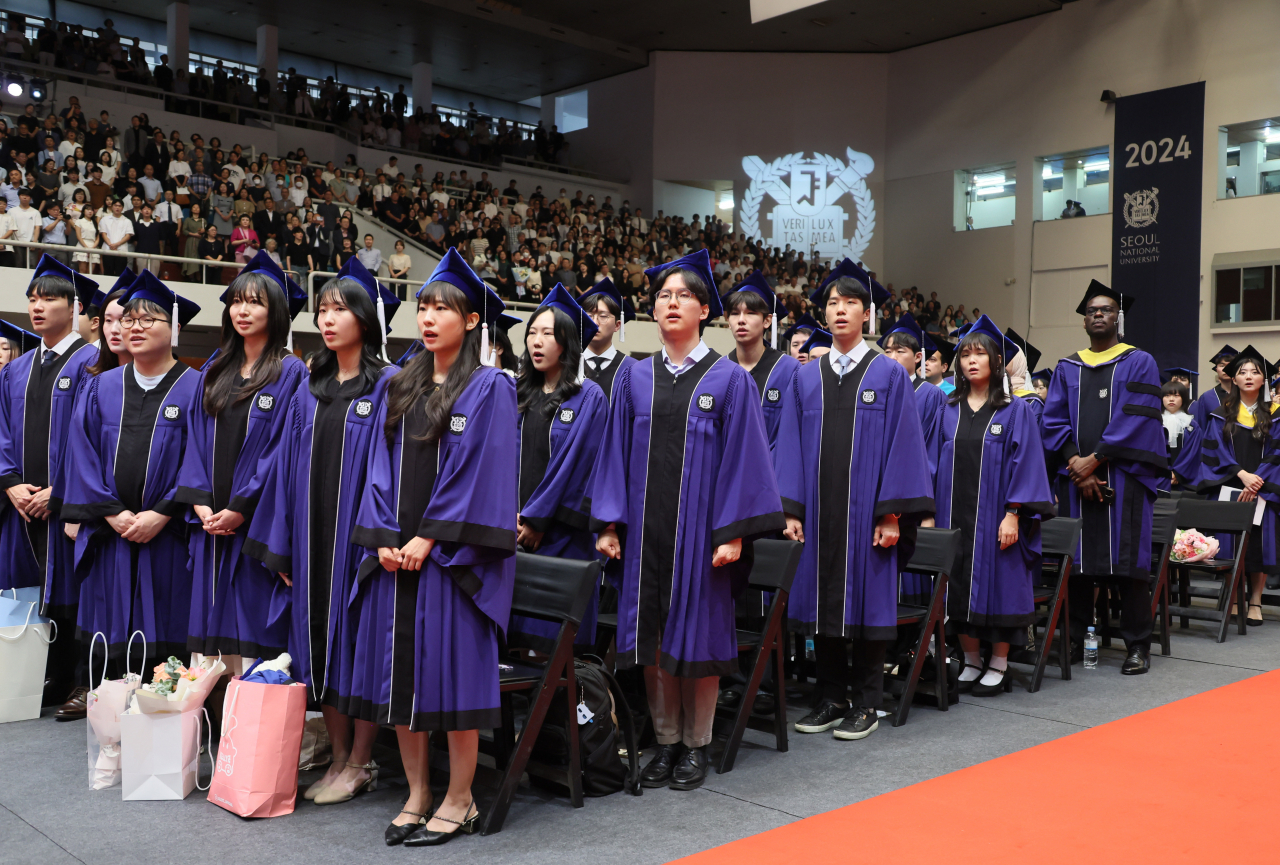 8월 29일 서울 관악구 서울대학교에서 열린 제78회 후기 학위 수여식에서 졸업생들이 애국가를 부르고 있다. [연합]