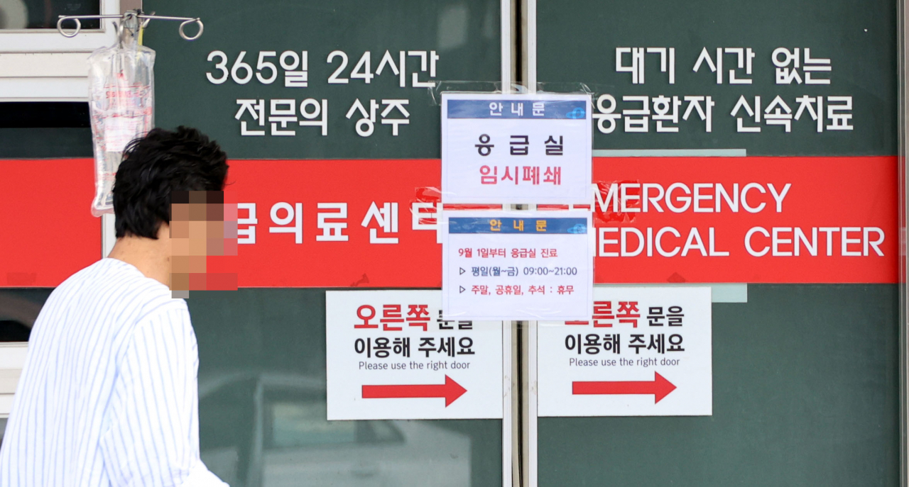 1일 오전 문이 닫힌 충북 충주시 건국대 충주병원 응급실 앞으로 환자가 걸어가고 있다. 이 병원은 응급실 전문의 7명 중 5명이 사직하면서 이날부터 응급실을 제한 운영하기로 했다. 평일 오전 9시부터 밤 9시까지는 운영하지만, 야간과 주말에는 문을 닫는다. [연합]