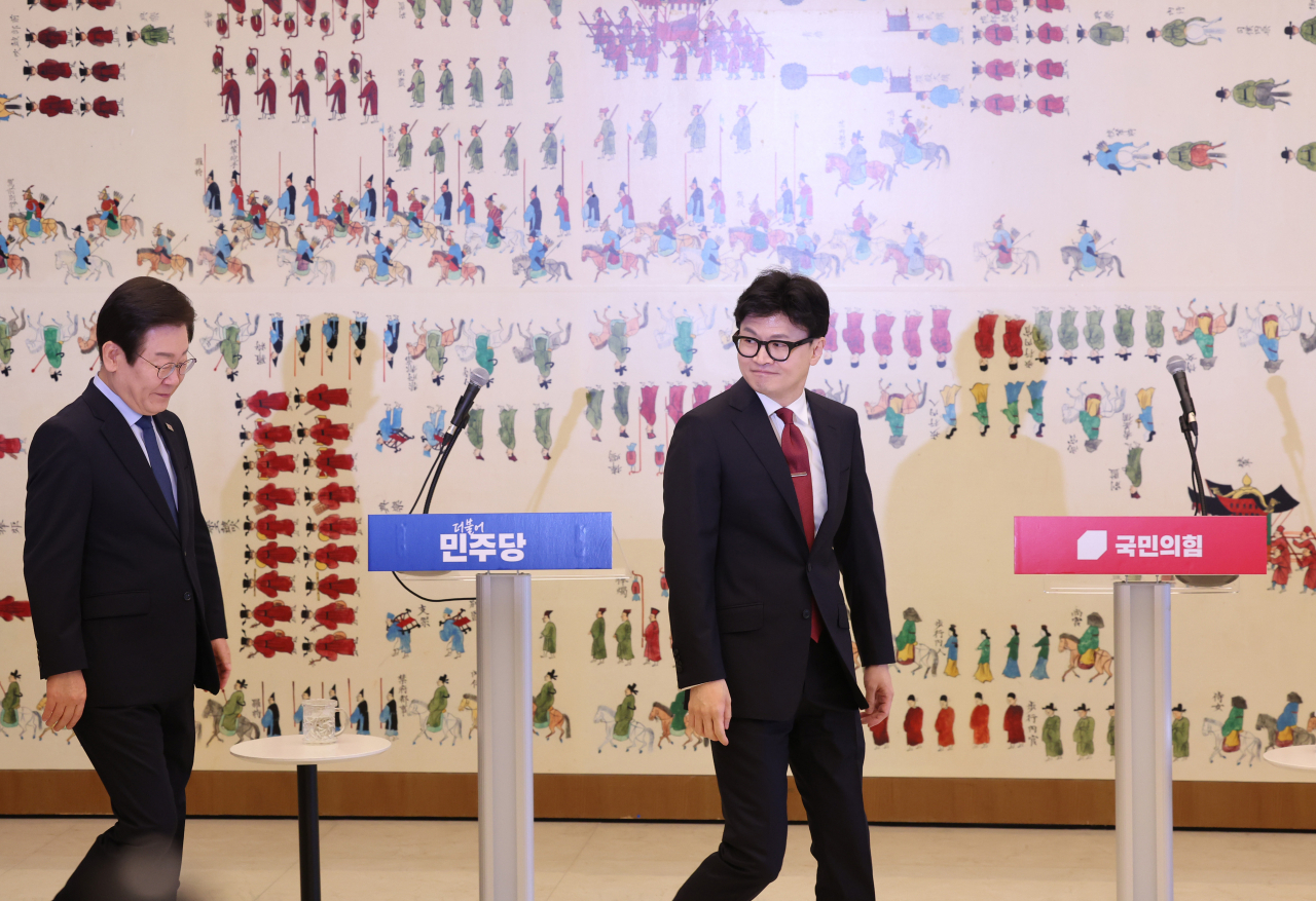 국민의힘 한동훈 대표와 더불어민주당 이재명 대표가 1일 오후 국회에서 열린 채상병 특검법, 금융투자소득세 폐지, 전 국민 25만원 지원법 등을 논의하는 회담에 앞서 입장하고 있다. [연합]