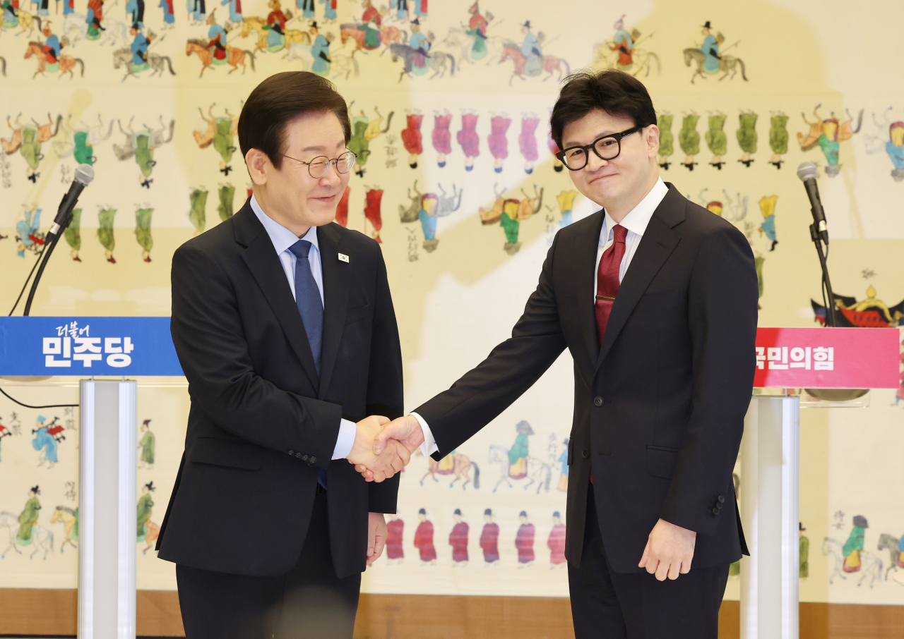 한동훈 국민의힘 대표(오른쪽)와 이재명 더불어민주당 대표가 1일 오후 국회에서 열린 채상병 특검법, 금융투자소득세 폐지, 전 국민 25만원 지원법 등을 논의하는 회담에 앞서 악수하고 있다. [연합]