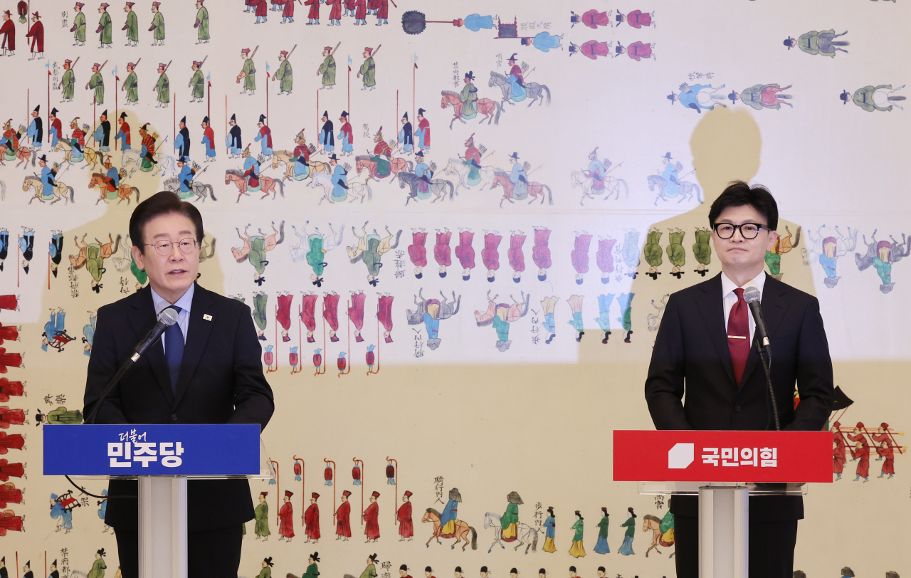 이재명 더불어민주당 대표가 1일 오후 국회에서 열린 채상병 특검법, 금융투자소득세 폐지, 전 국민 25만원 지원법 등을 논의하는 여야 대표회담에 앞서 발언하고 있다.오른쪽은 한동훈 국민의힘 대표. [연합]