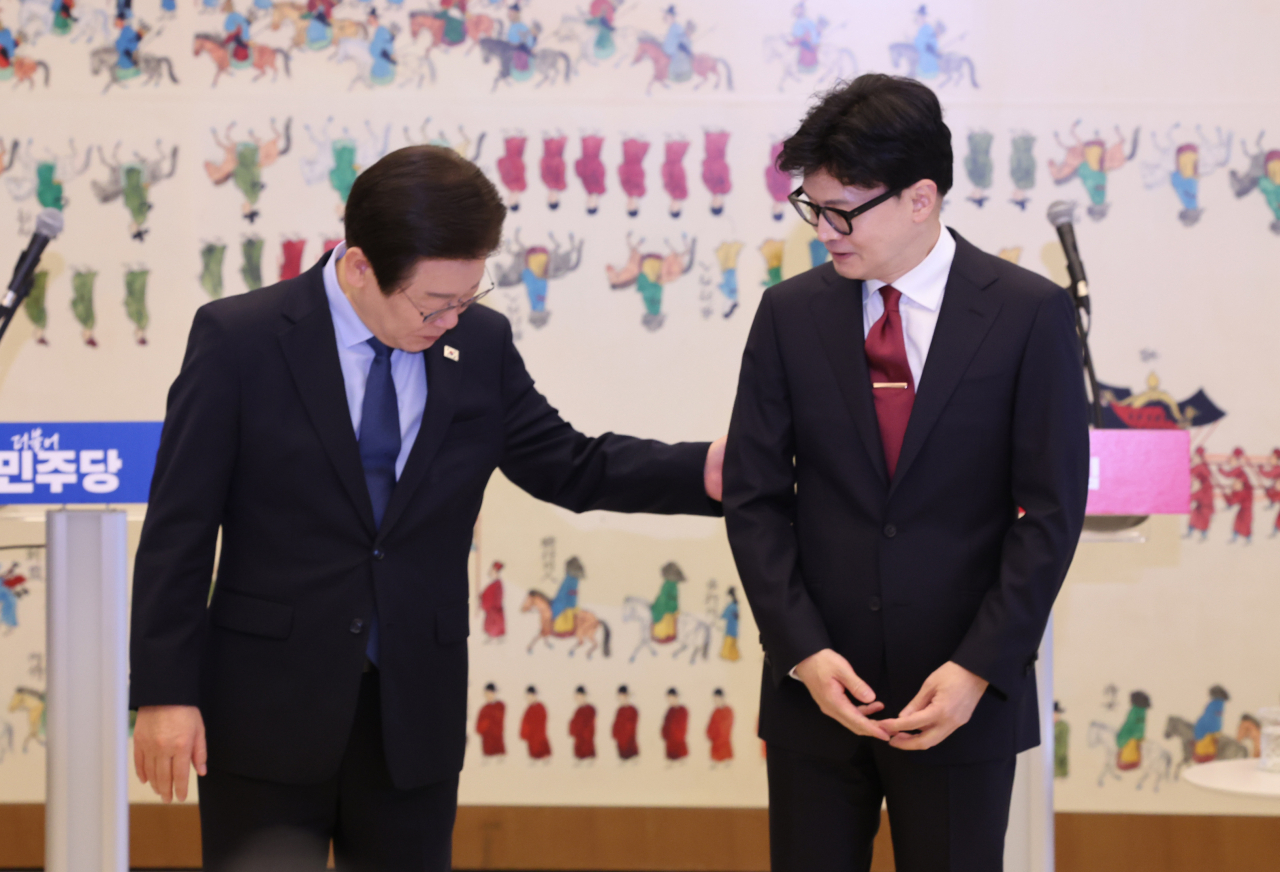국민의힘 한동훈 대표와 더불어민주당 이재명 대표가 1일 오후 국회에서 열린 채상병 특검법, 금융투자소득세 폐지, 전 국민 25만원 지원법 등을 논의하는 회담에 앞서 기념 촬영을 위해 이동하고 있다. [연합]