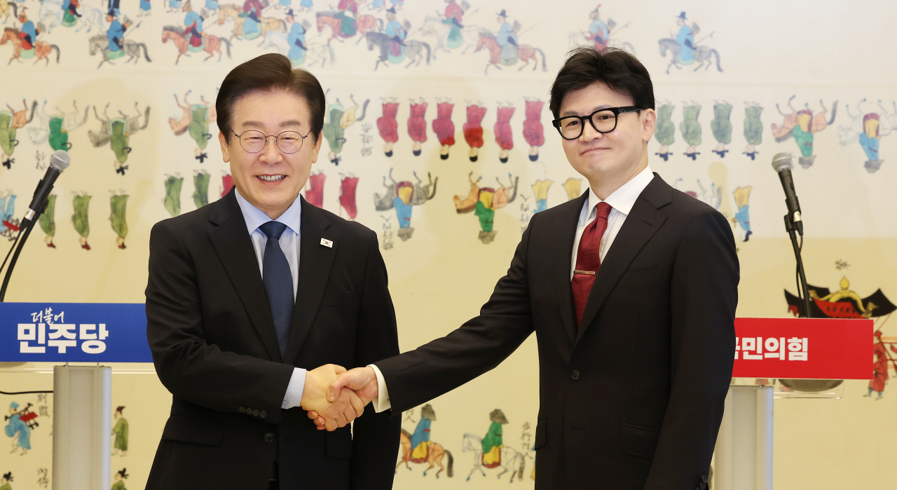 한동훈 국민의힘 대표와 이재명 더불어민주당 대표가 1일 오후 국회에서 열린 채상병 특검법, 금융투자소득세 폐지, 전 국민 25만원 지원법 등을 논의하는 여야 대표 회담에 앞서 인사하고 있다. [연합]
