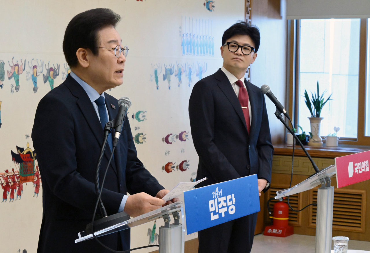 한동훈 국민의힘 대표가 1일 서울 여의도 국회에서 열린 여야 대표회담에 앞서 이재명 더불어민주당 대표의 발언을 듣고 있다. [연합]