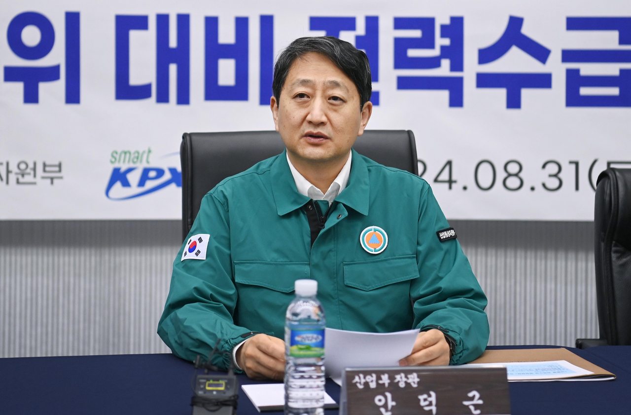 안덕근 산업통상자원부 장관이 지난달 31일 경기도 의왕시 전력거래소 경인전력관제센터에서 열린 여름철 전력수급 상황 점검회의를 주재하고 있다. [연합]