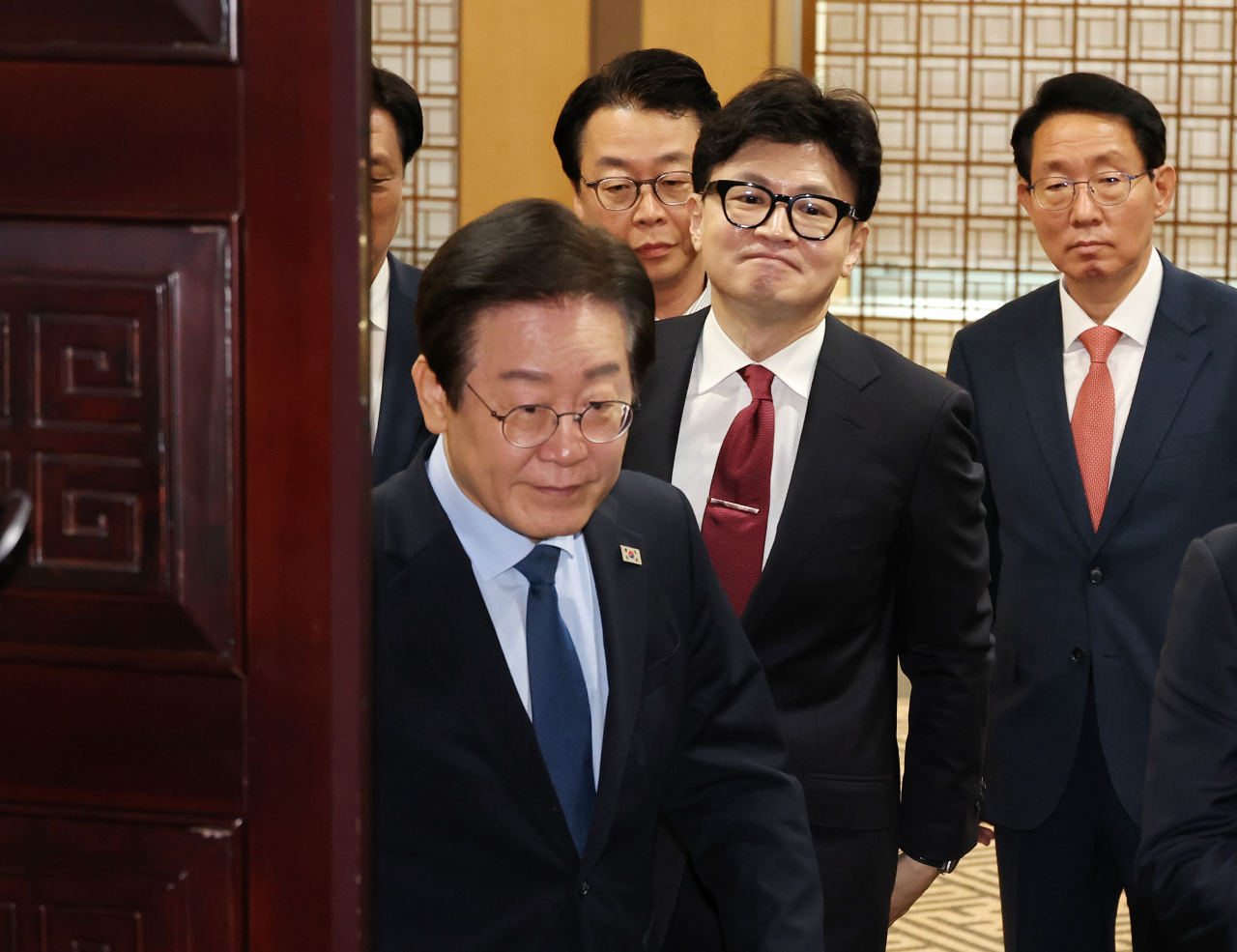 한동훈 국민의힘 대표와 이재명 더불어민주당 대표(왼쪽)가 1일 오후 국회에서 채상병 특검법, 금융투자소득세 폐지, 전 국민 25만원 지원법 등을 논의하는 여야 대표 회담을 마친 뒤 나오고 있다. [연합]