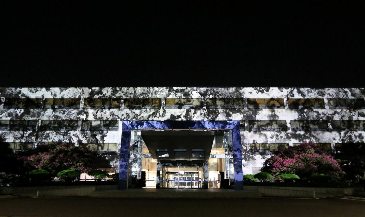 KAIST 본관에 투사된 강이연 교수팀이 제작한 작품 ‘유니테 다비타시옹:테크노스피어 XD lab 2024’.[KAIST 제공]