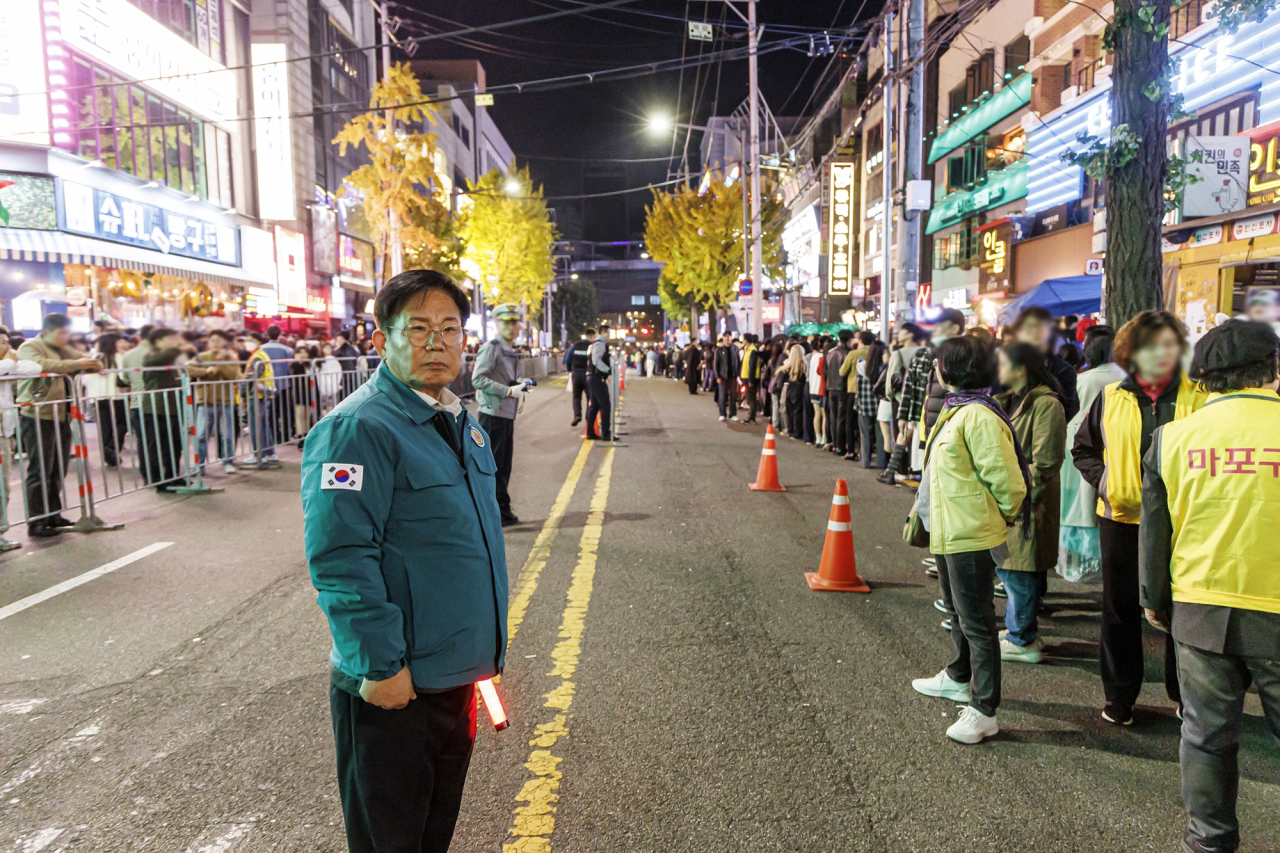 지난해 10월 핼러윈데이를 앞두고 홍대 레드로드 안전관리 실태를 점검하고 있는 박강수 마포구청장 모습 [마포구 제공]