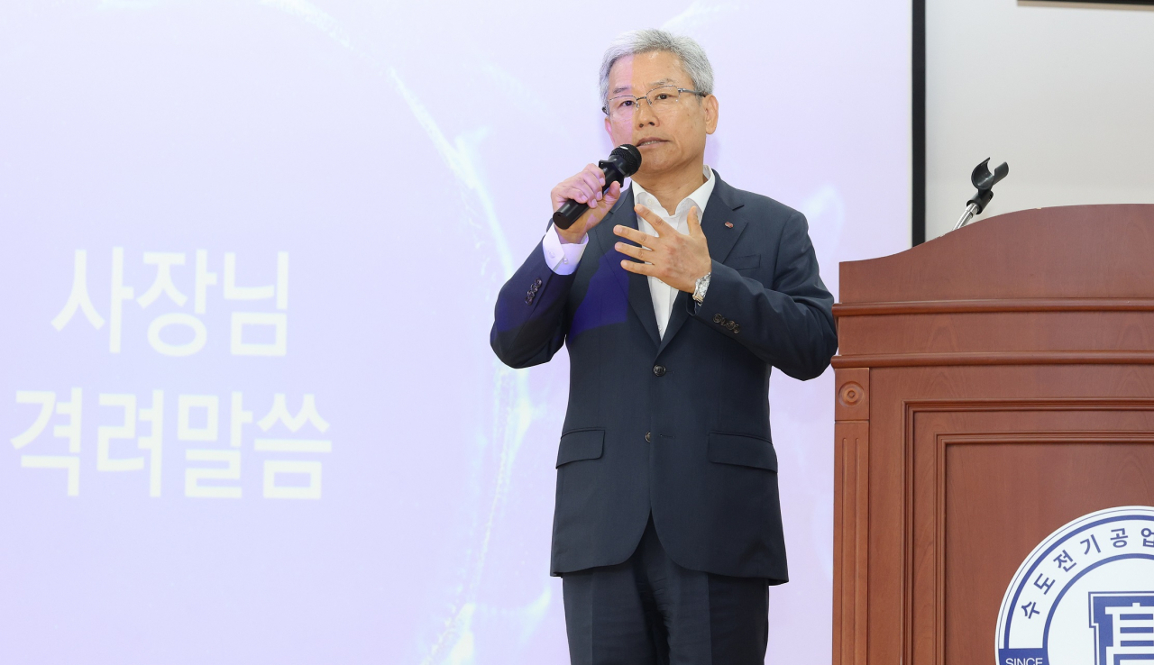 김동철 한국전력 사장이 지난달 30일에는 한전학원이 운영하는 에너지마이스터고 서울 수도전기공고를 찾아 재학생들과 소통하고 있다.[한국전력 제공]