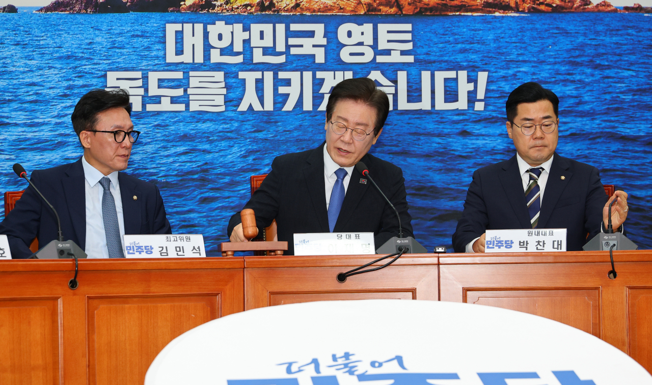 이재명(가운데) 더불어민주당 대표가 2일 오전 서울 여의도 국회에서 열린 최고위원회의에서 회의 속개를 선언하고 있다. [연합]