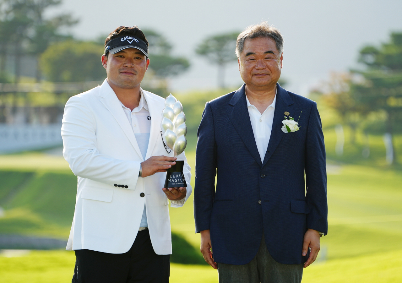2024 렉서스 마스터즈 시상식 현장에서 초대 챔피언 이승택(왼쪽)과 콘야마 마나부 렉서스코리아 사장(오른쪽)이 우승 트로피와 함께 기념 촬영을 하고 있다. [렉서스코리아 제공]