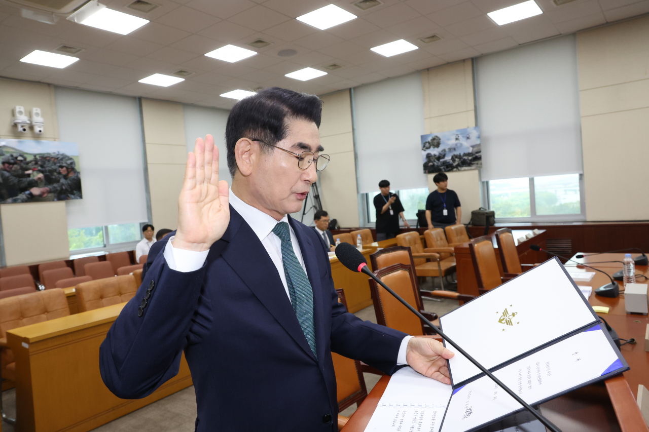 김용현 국방장관 후보자가 2일 서울 여의도 국회에서 열린 인사청문회에서 선서하고 있다. [연합]
