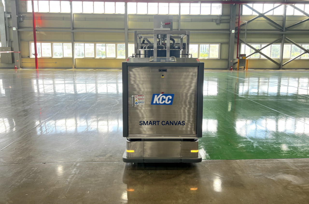 KCC 도장로봇 스마트캔버스(SMART CANVAS)가 KCC 안성공장 바닥면을 로봇 전용 에폭시도료로 도장하고 있다. [KCC 제공]