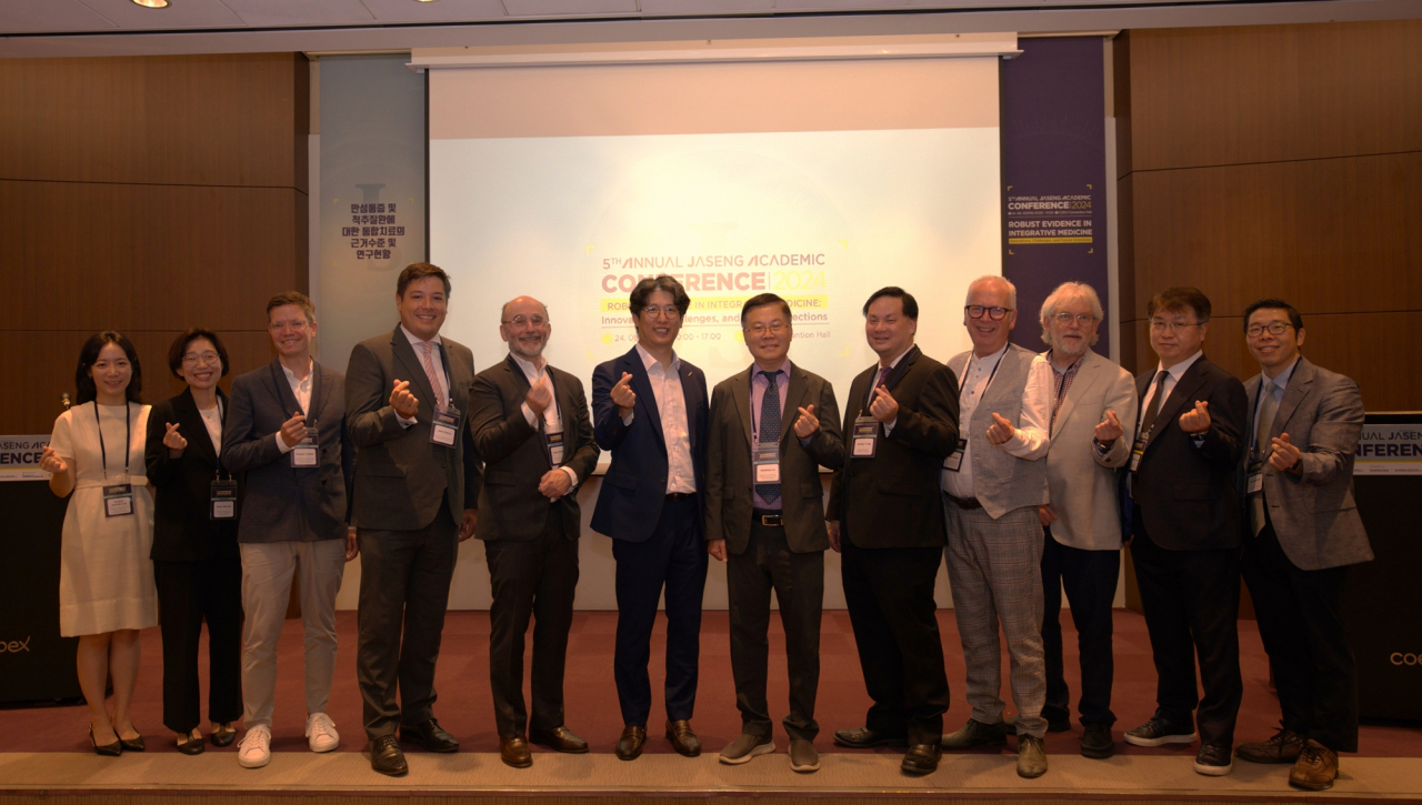 [사진설명] 2024 자생국제학술대회 발표자들이 기념촬영을 하고 있다