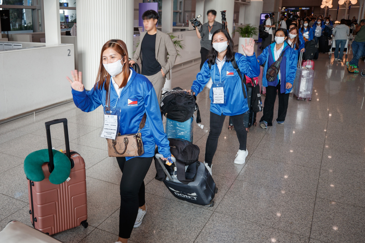 외국인 가사관리사 시범사업에 참여할 필리핀 노동자들이 7일 인천국제공항을 통해 입국하고 있다.[공항사진기자단]