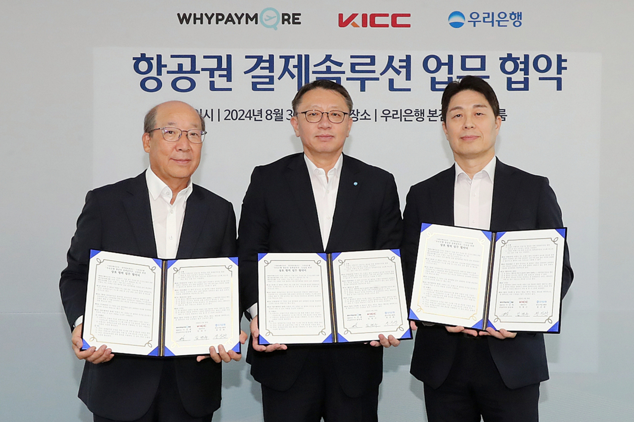 정진완(가운데) 우리은행 중소기업그룹장이 임명수(왼쪽) 한국정보통신㈜ 대표, 홍완택 ㈜와이페이모어 상무가 기념촬영을 하고 있다.[우리은행 제공]