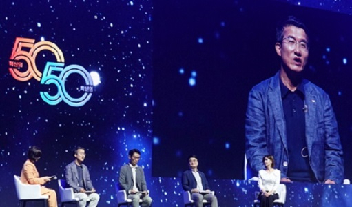 경동나비엔 김종욱 대표가 지난달 30일 고양시 킨텍스에서 열린 새 기업비전 선포식에서 내용을 경청하고 있다. 경동나비엔 제공]